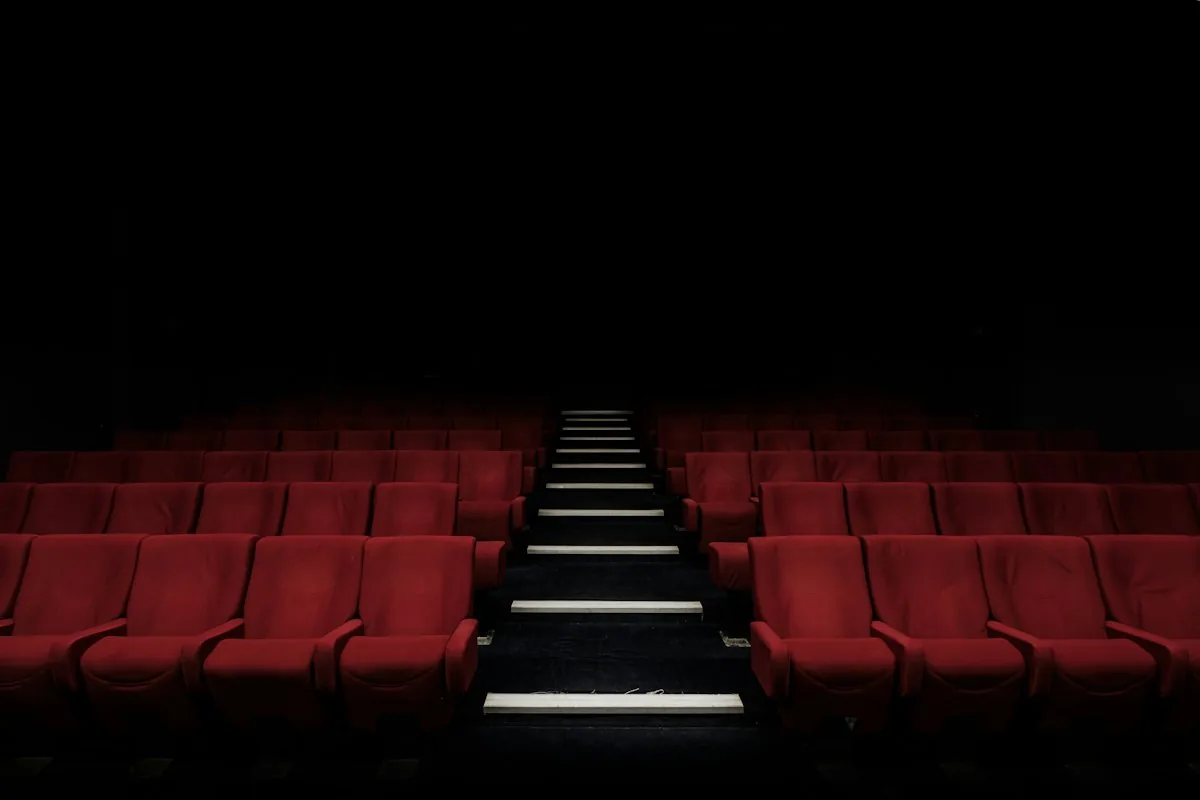 赤い座席が並ぶ映画館。映画鑑賞のイメージ写真