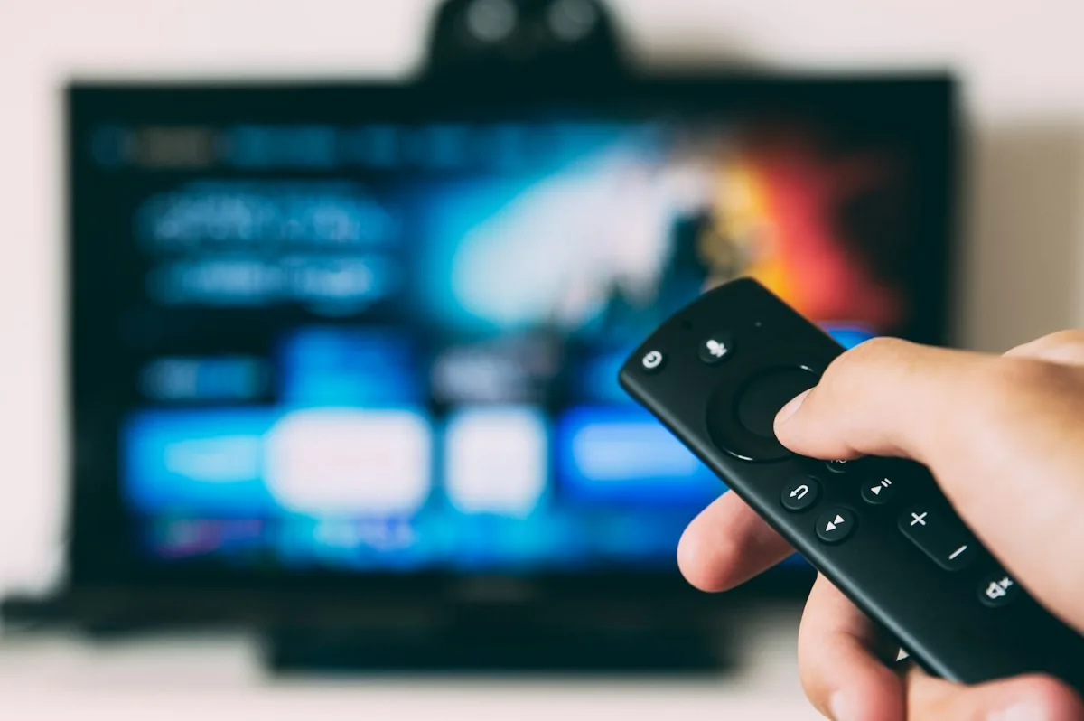 自宅でテレビを見るイメージ写真